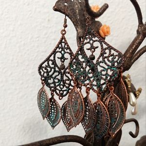 Dangling earrings metal